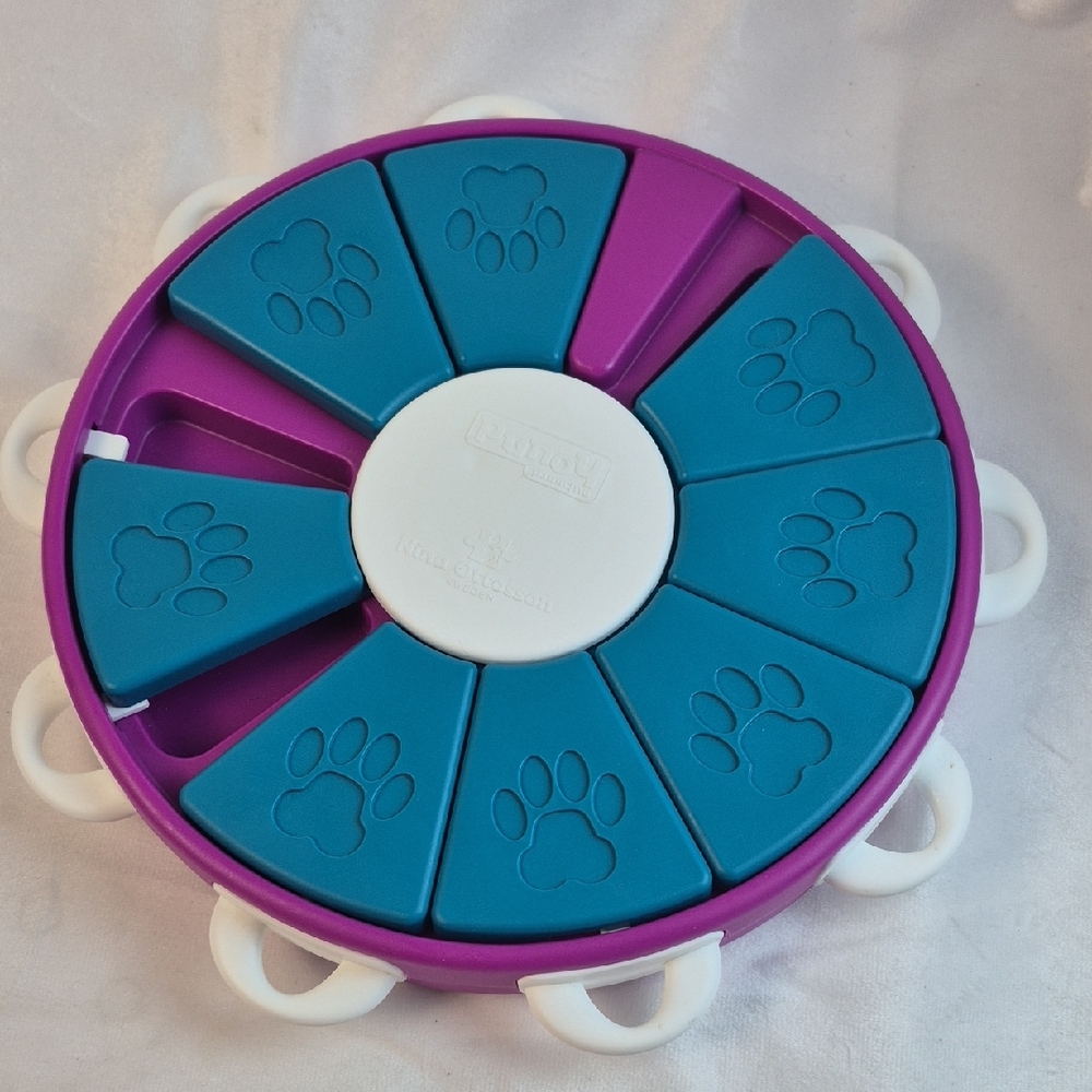 Outward Hound by Nina Ottosson Dog Twister Treat Puzzle Enrichment Toy, Level 3